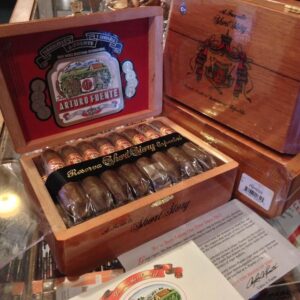 Experience the smooth Arturo Fuente Curly Head Deluxe cigars—handmade with premium Dominican tobaccos for a consistently satisfying, mellow-to-medium smoke